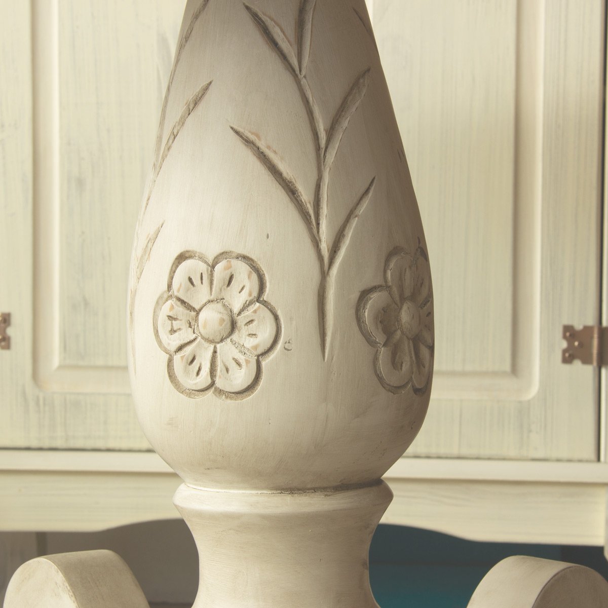 close pe entalhado torneado mesa jantar redonda branca envelhecida em madeira close pe entalhado torneado mesa jantar redonda branca envelhecida em madeira