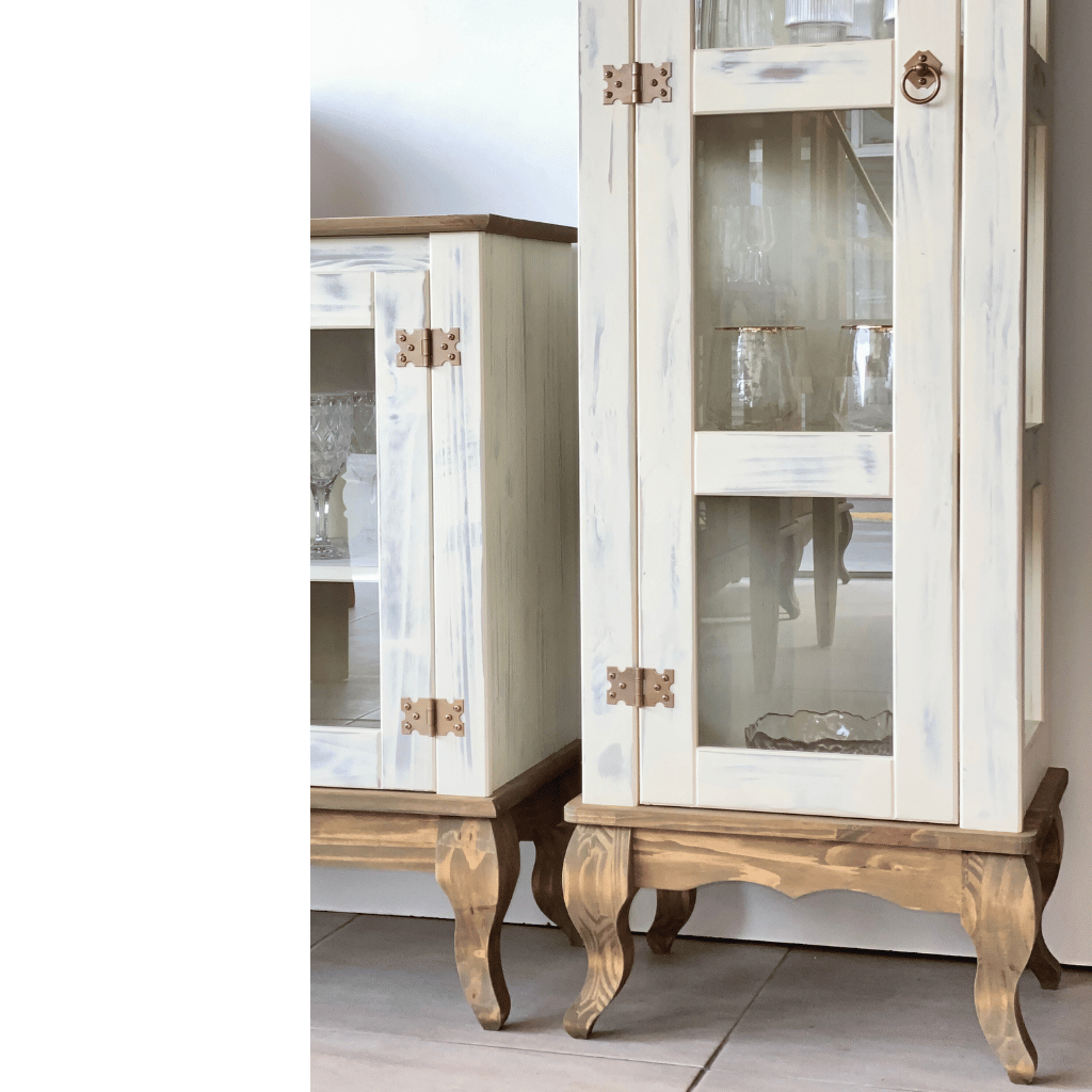 cristaleira de madeira torre rustica pes luis xv vidros laterais branco envelhecido e mel 2