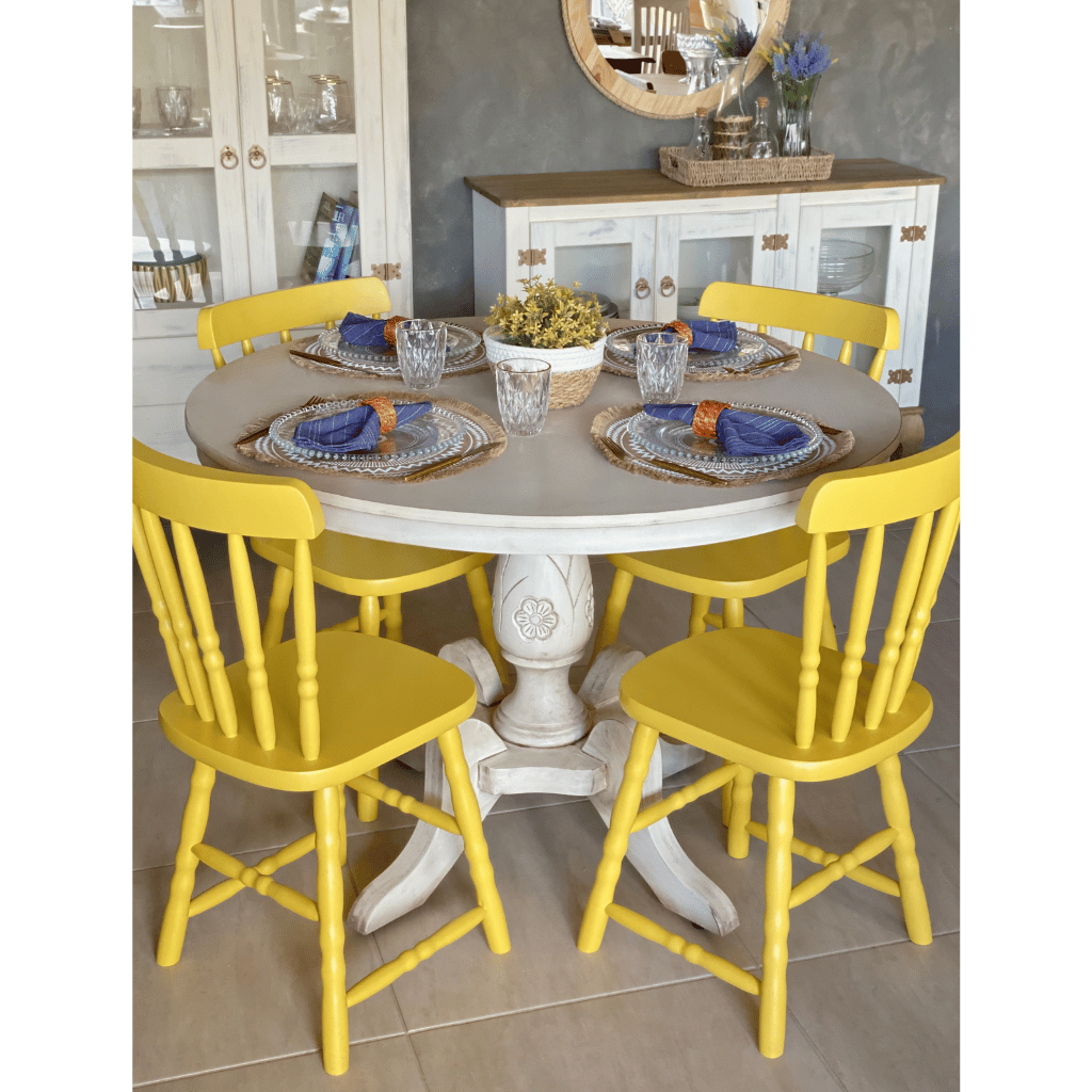 mesa de jantar redonda classica e cadeira colorida amarela 1