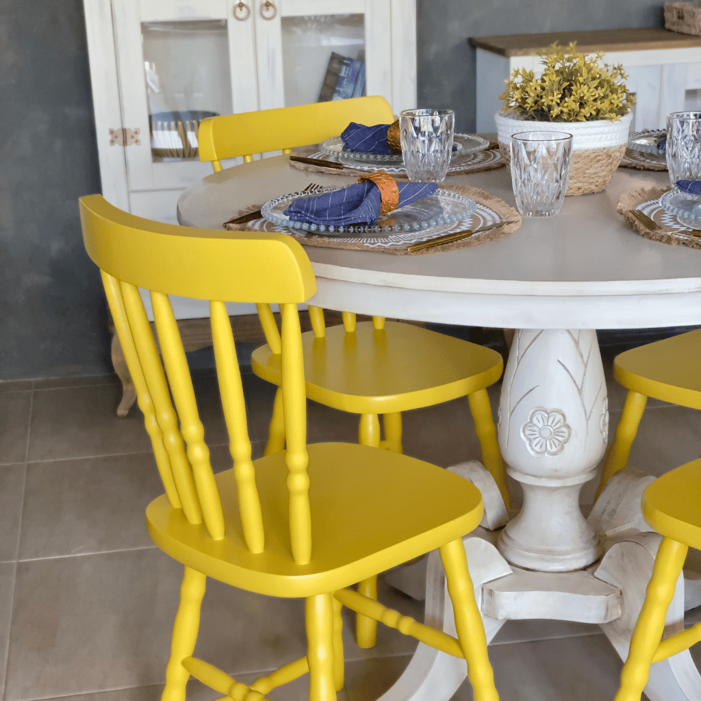 mesa de jantar redonda classica e cadeira colorida amarela 2