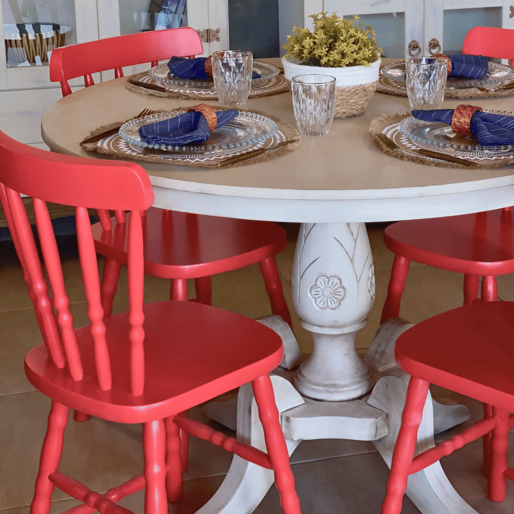 mesa de jantar redonda branco envelhecido e cadeiras country vermelhas 1