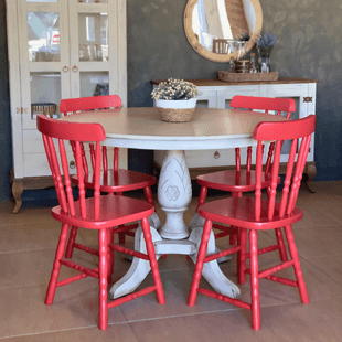 mesa de jantar redonda branco envelhecido e cadeiras country vermelhas 2